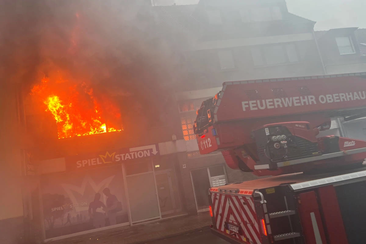 Drama in Oberhausen – Ein Mann verstirbt nach Fenstersturz bei Brand