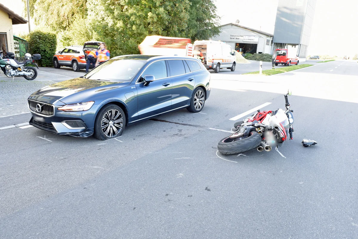Beromünster LU - Zwei verletzte Motorradfahrer nach Unfall 