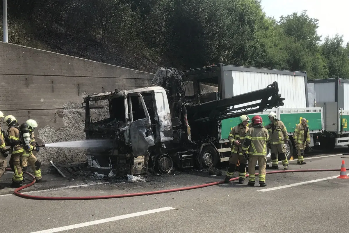 Bözbergtunnel AG - Anhängerzug fängt vor Einfahrt Feuer