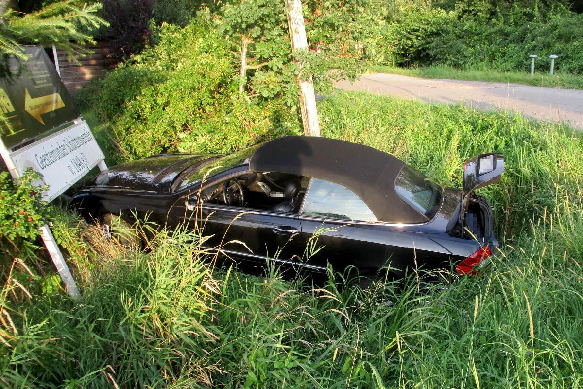 Bremerhaven – Cabriolet landet bei Unfall im Graben