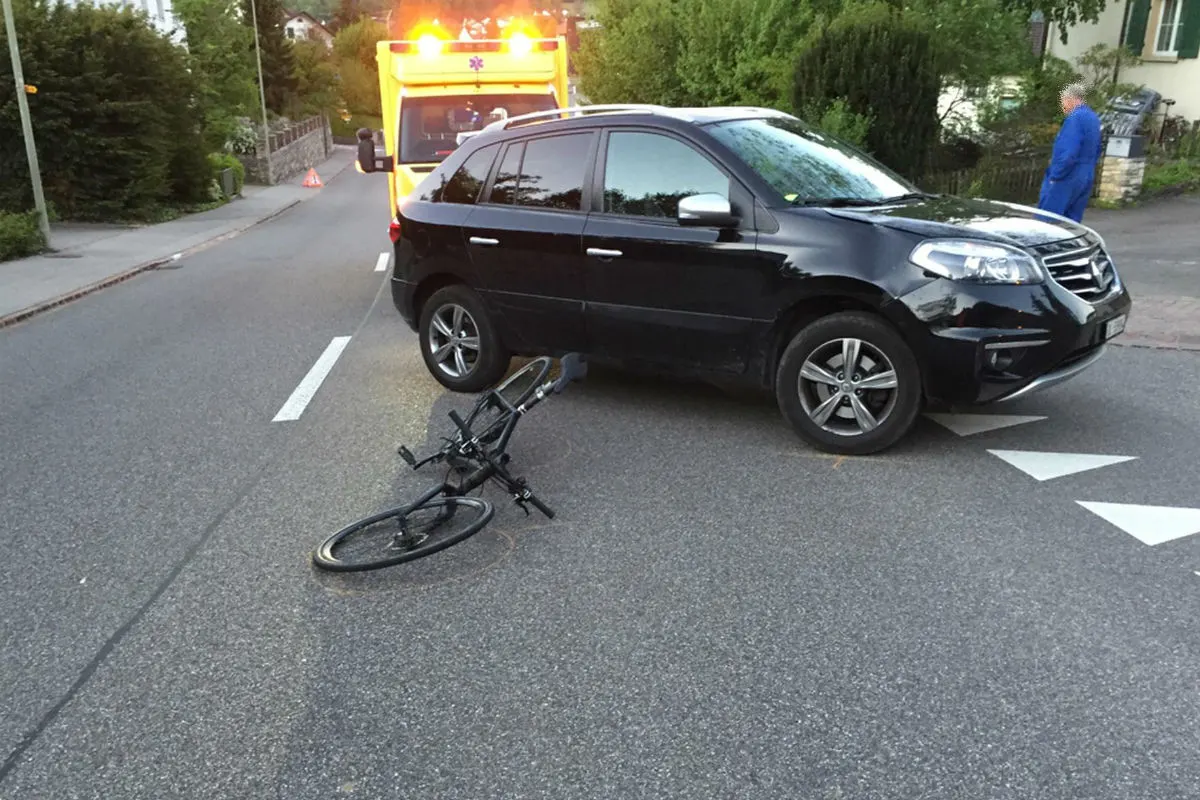 Sissach BL - Kollision zwischen Personenwagen und Fahrrad 