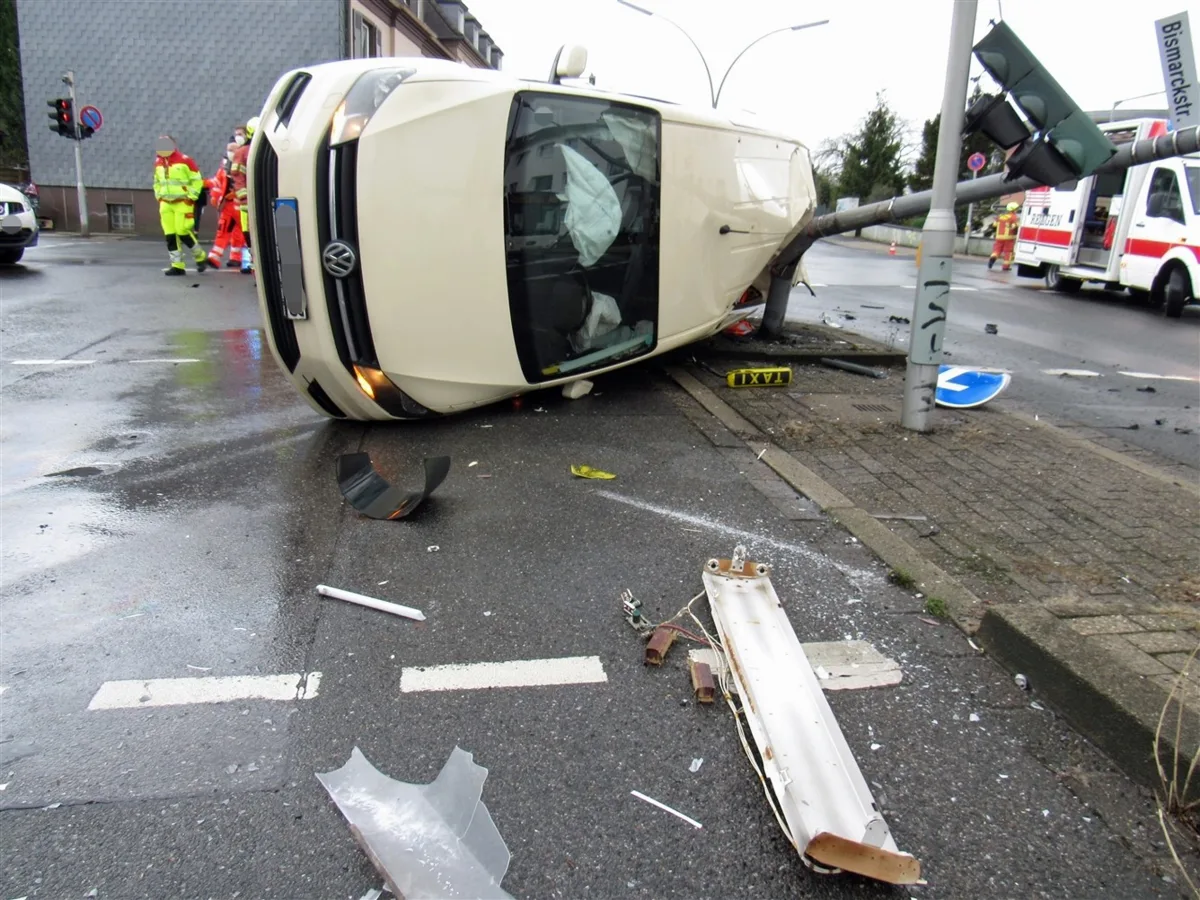 Velbert – VW überschlägt sich bei Zusammenstoß im Kreuzungsbereich