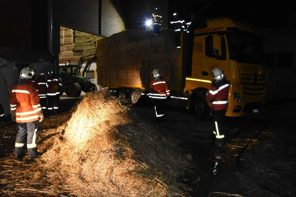 Muolen SG - Stroh auf Lastwagen in Brand geraten