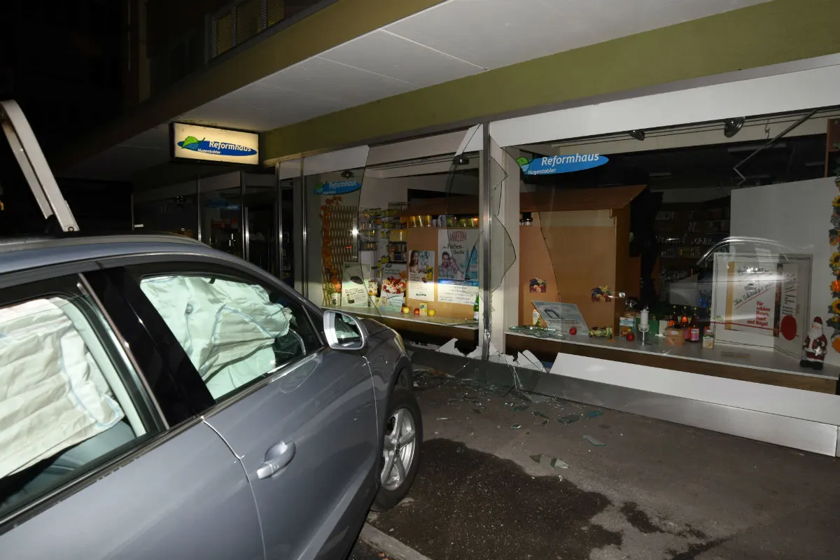 Buchs SG - Mit Auto in Schaufenster gefahren
