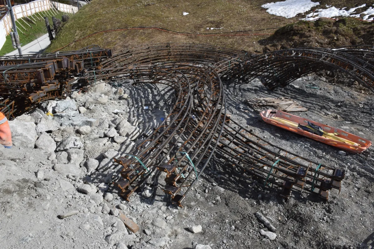 Arosa GR – Arbeiter durch Armierungseisen verletzt