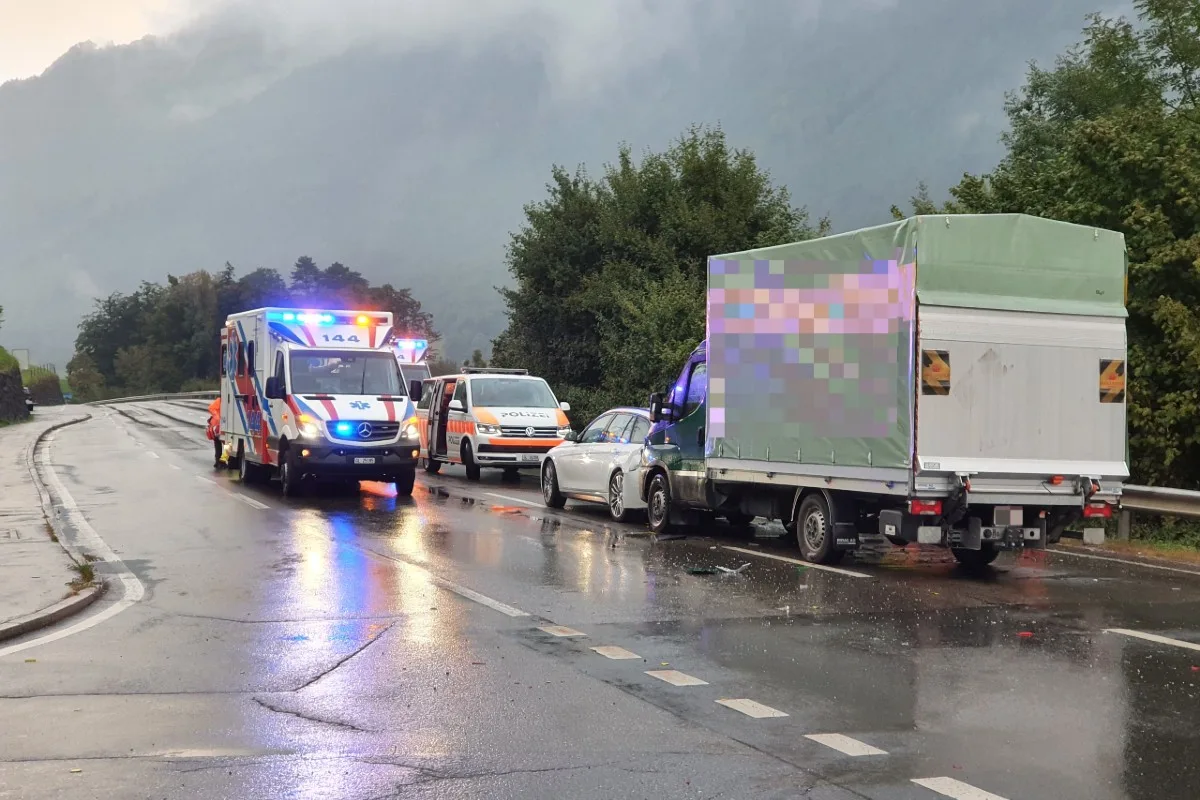 Miltödi GL - Mehrere Personen nach schwerem Unfall verletzt