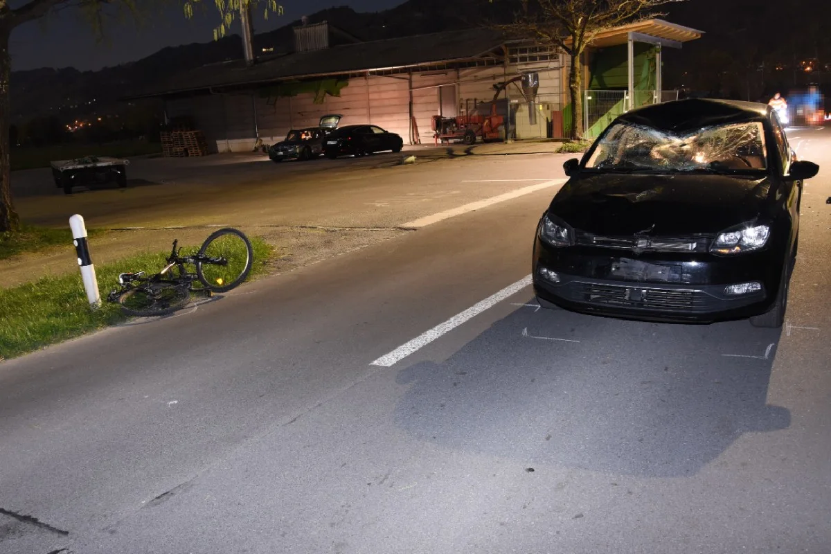 Balgach SG - Radfahrer übersieht Auto!
