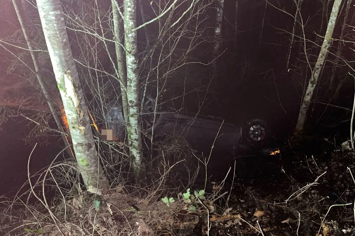 Gänsbrunnen SO - Auto rutscht bei Unfall 20 Meter einen Abhang hinunter