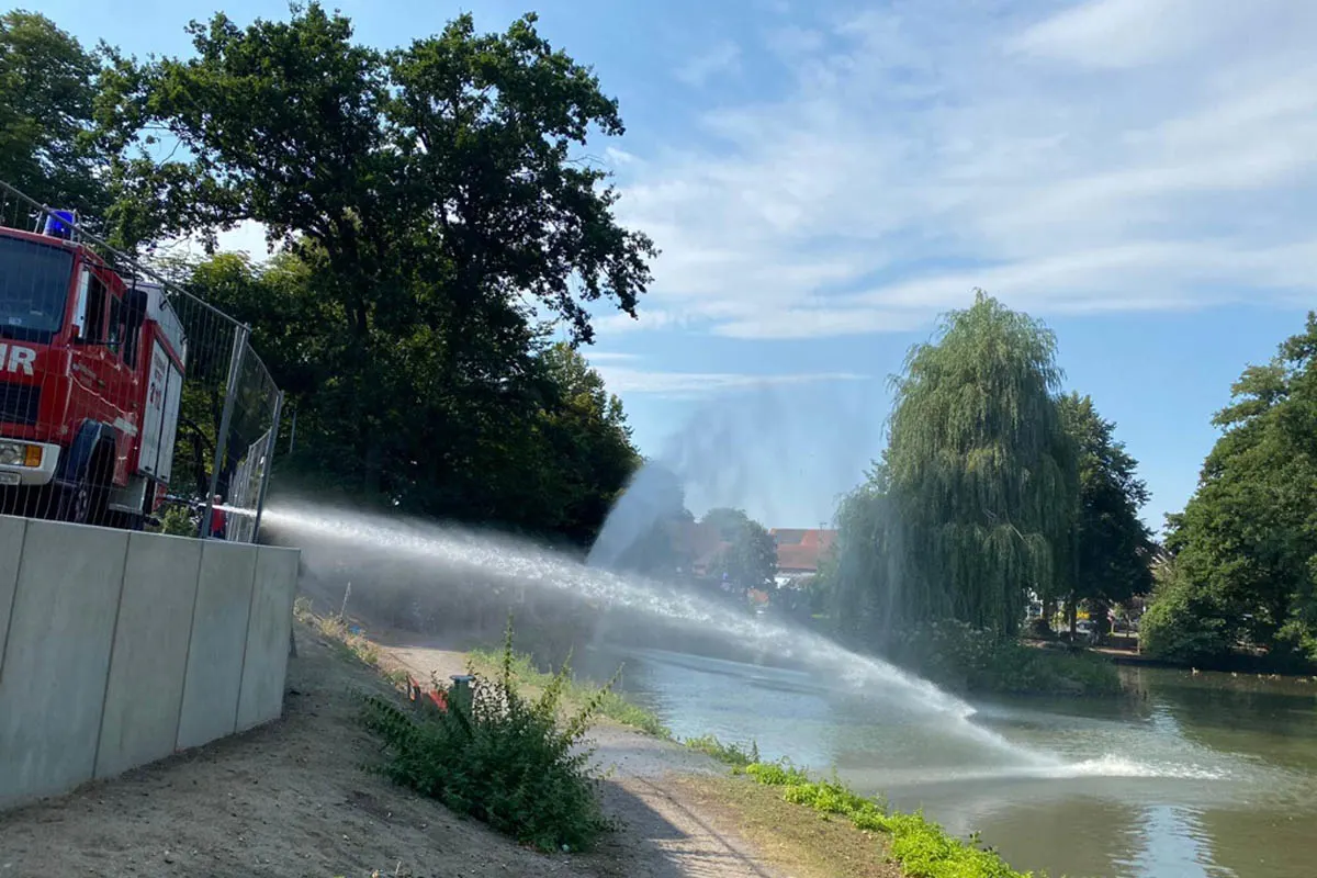 Schermbeck - Feuerwehr rettet Fische - Sauerstoffgehalt wurde in Teich erhöht