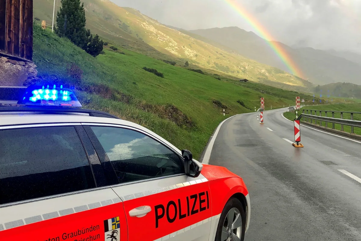 Chur: Autofahrer prallt Frontal in Baum