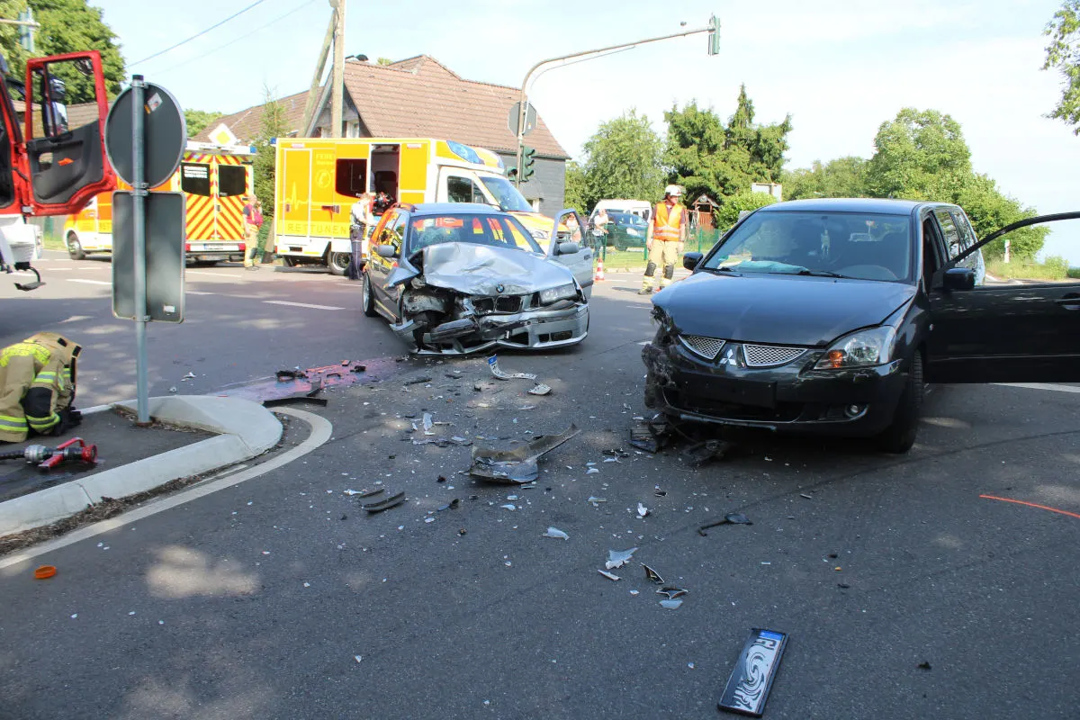 Zwei Verletzte bei Unfall in Wermelskirchen NRW – Mitsubishi kracht in BMW