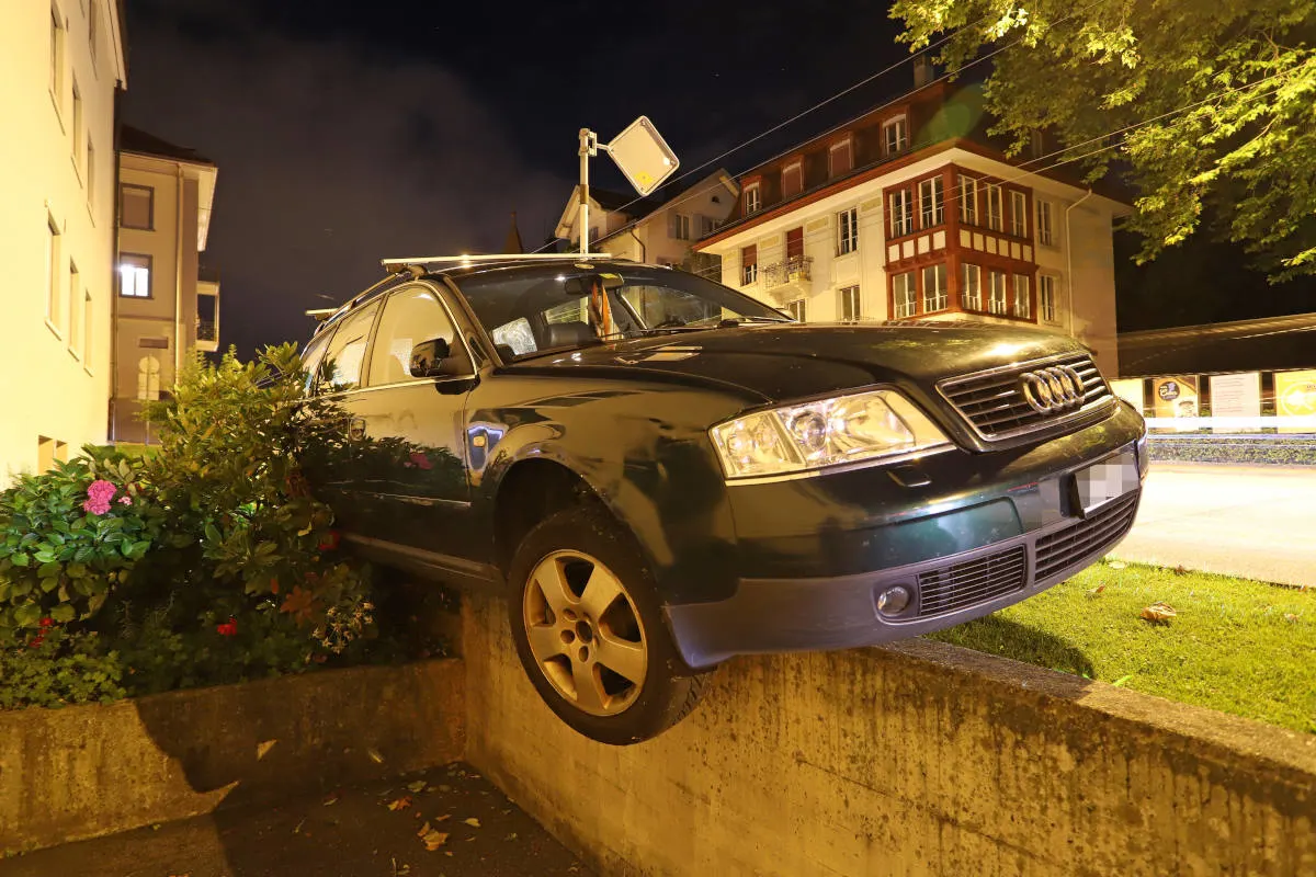 Stadt St.Gallen – Bei Selbstunfall auf Stützmauer gelandet
