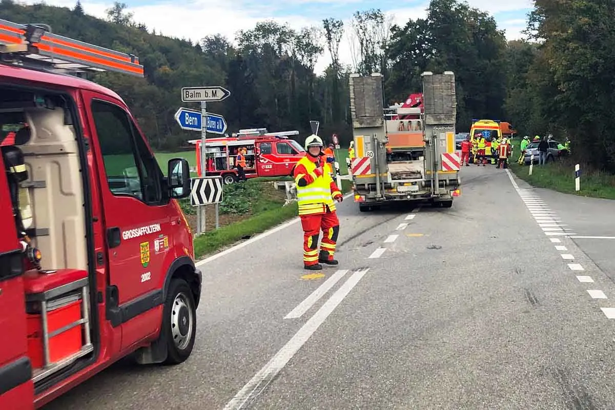 Tragischer Unfall in Schnottwil SO – Zwei Personen nach heftiger Kollision mit Lastwagen ins Spital geflogen
