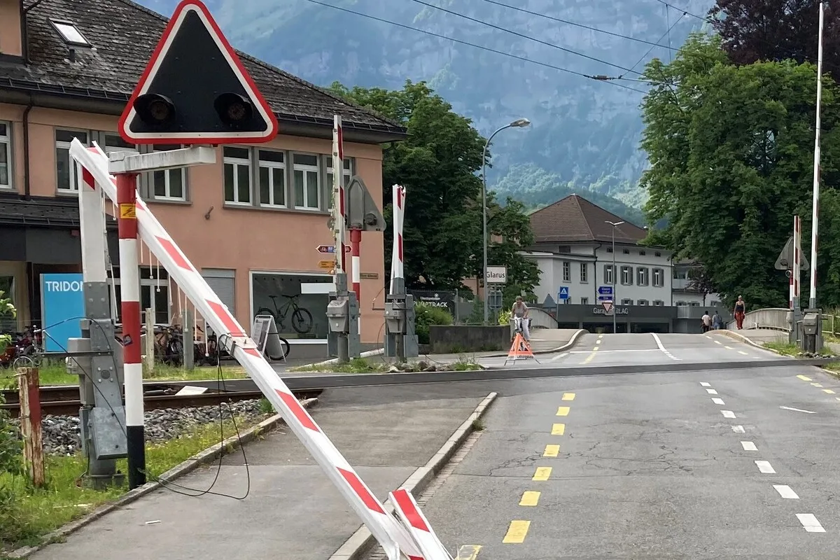 Ennenda GL - Sattelschlepper beschädigt Bahnschranke