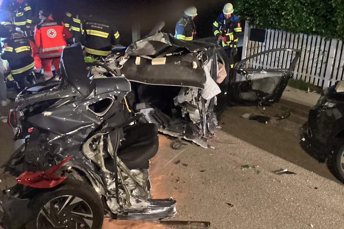 München - Hyundai bei Unfall in der Mitte aufgerissen