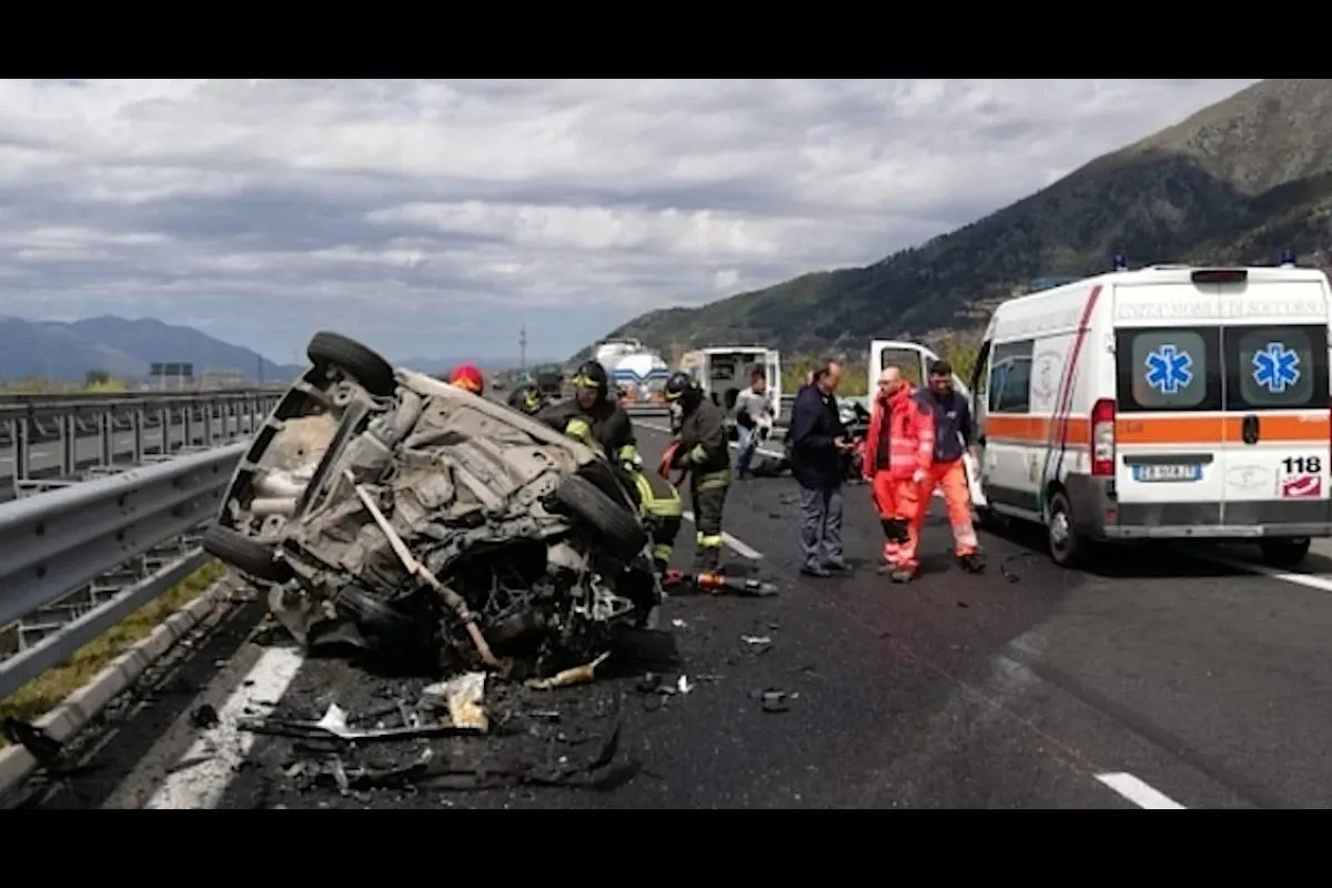 Geisterfahrer verursacht Crash mit einem Toten und 5 Verletzten