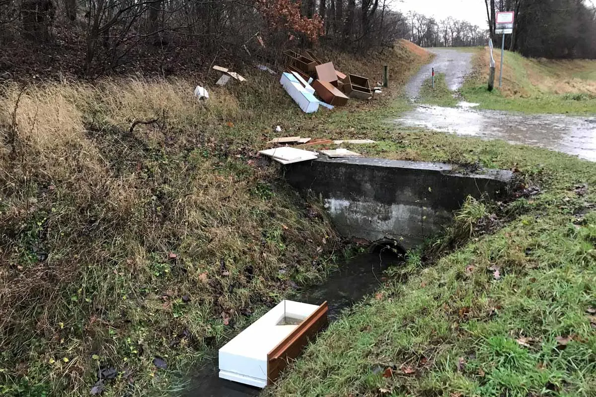 Zeugenaufruf in Feldmark - Illegale Entsorgung von Sperrmüll
