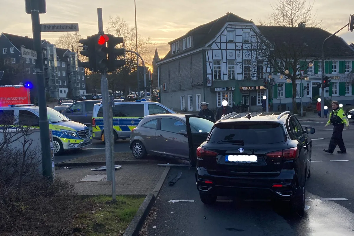 Hückeswagen – Unfall unter Beteiligung von Streifenwagen