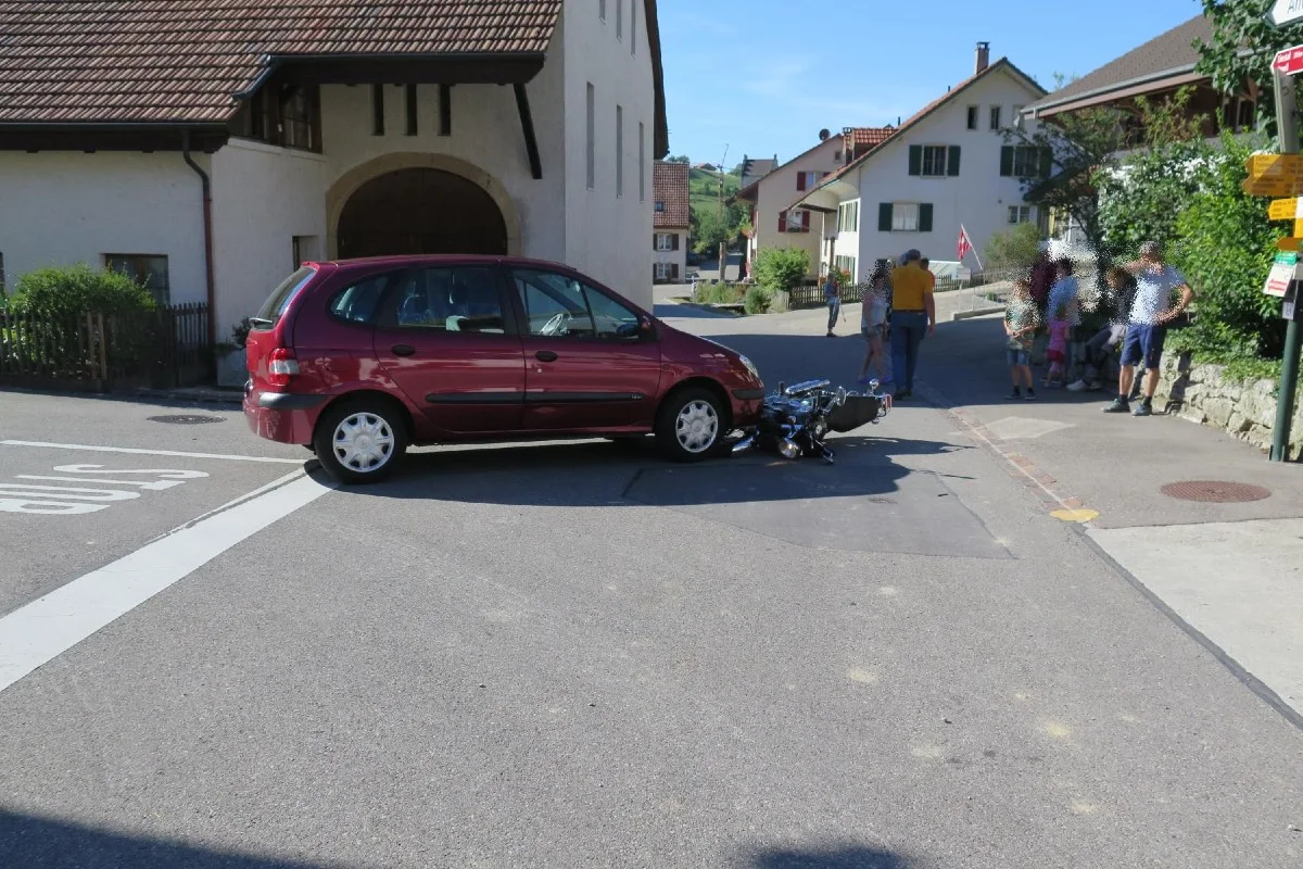 Unfall in Oltingen BL - Autolenker übersieht Motorrad