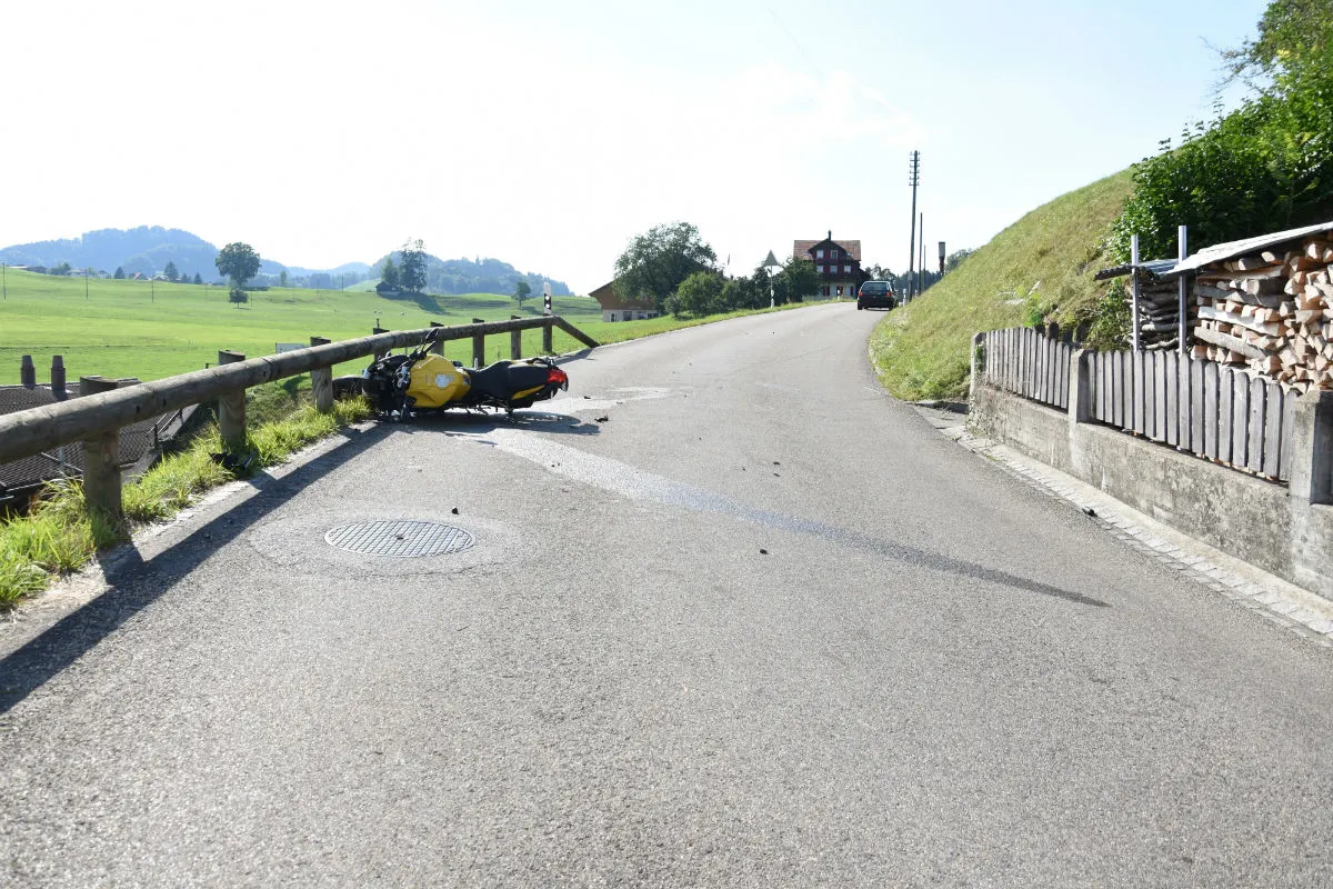 Müselbach SG - Auto und Motorrad streifen sich