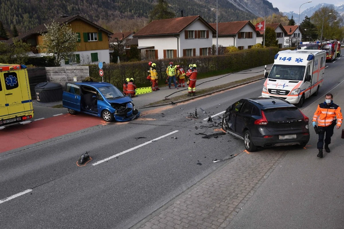 Heftiger Zusammenstoss in Domat/Ems GR - Zwei Verletzte bei frontal-seitlicher Kollision