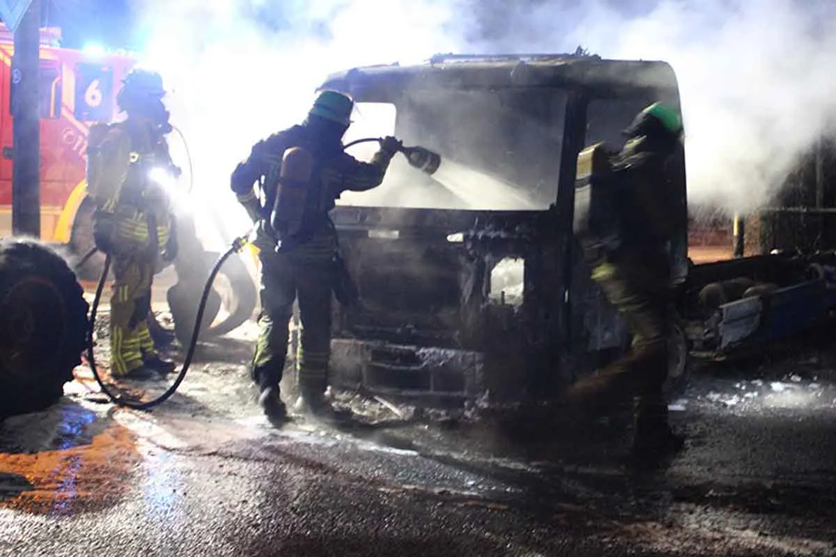 Duisburg - Kleinbus und Lkw brennen lichterloh
