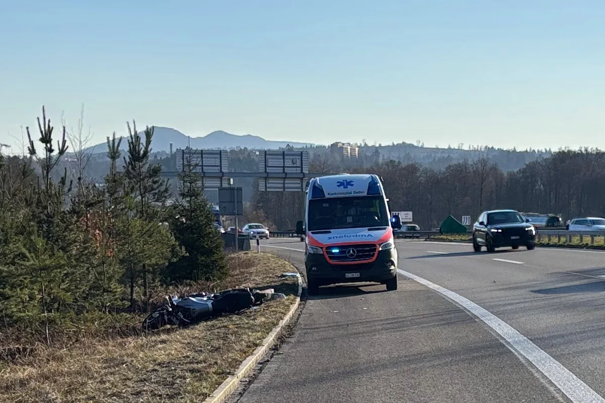 Mülligen AG - Töfffahrer prallt bei Spurwechsel gegen Abweiser