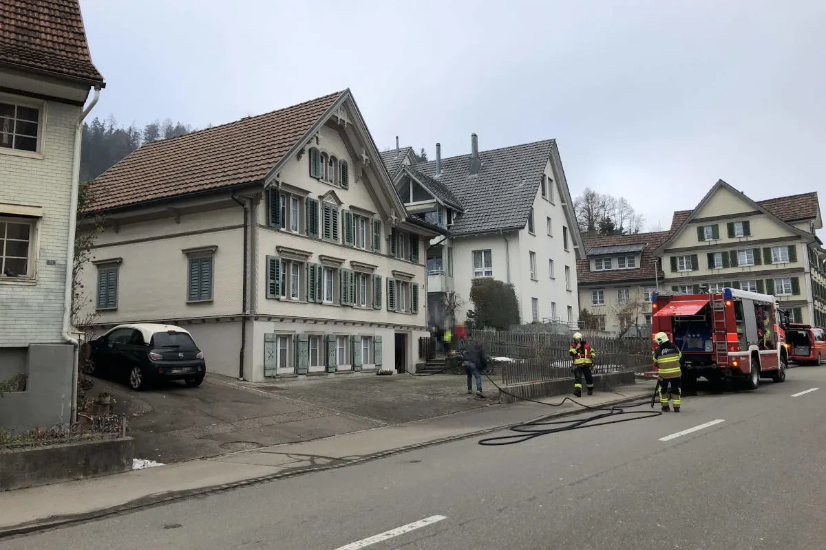 Oberuzwil SG – Rauchwaren lösen Brand in Einfamilienhaus aus