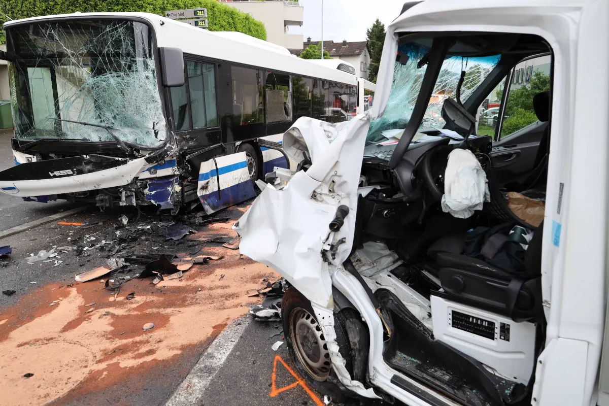 Unfall in Zug – Lieferwagenfahrer nach Kollision mit Linienbus  schwer verletzt