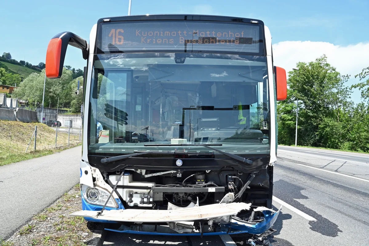Kanton Luzern - Mit einem vbl-Bus kollidiert
