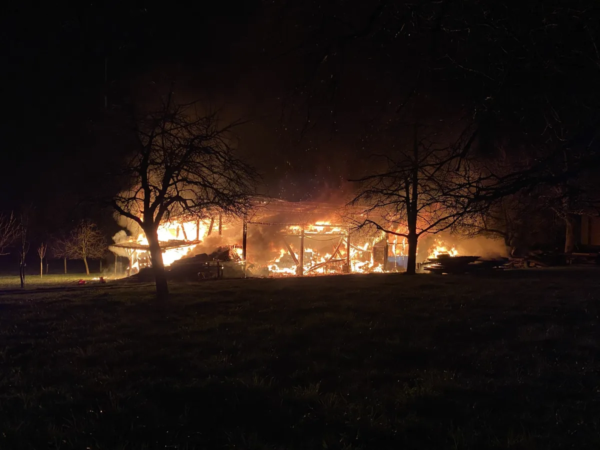 Grossbrand in Baar ZG: Feuerwehr verhindert Übergreifen der Flammen auf weitere Gebäude