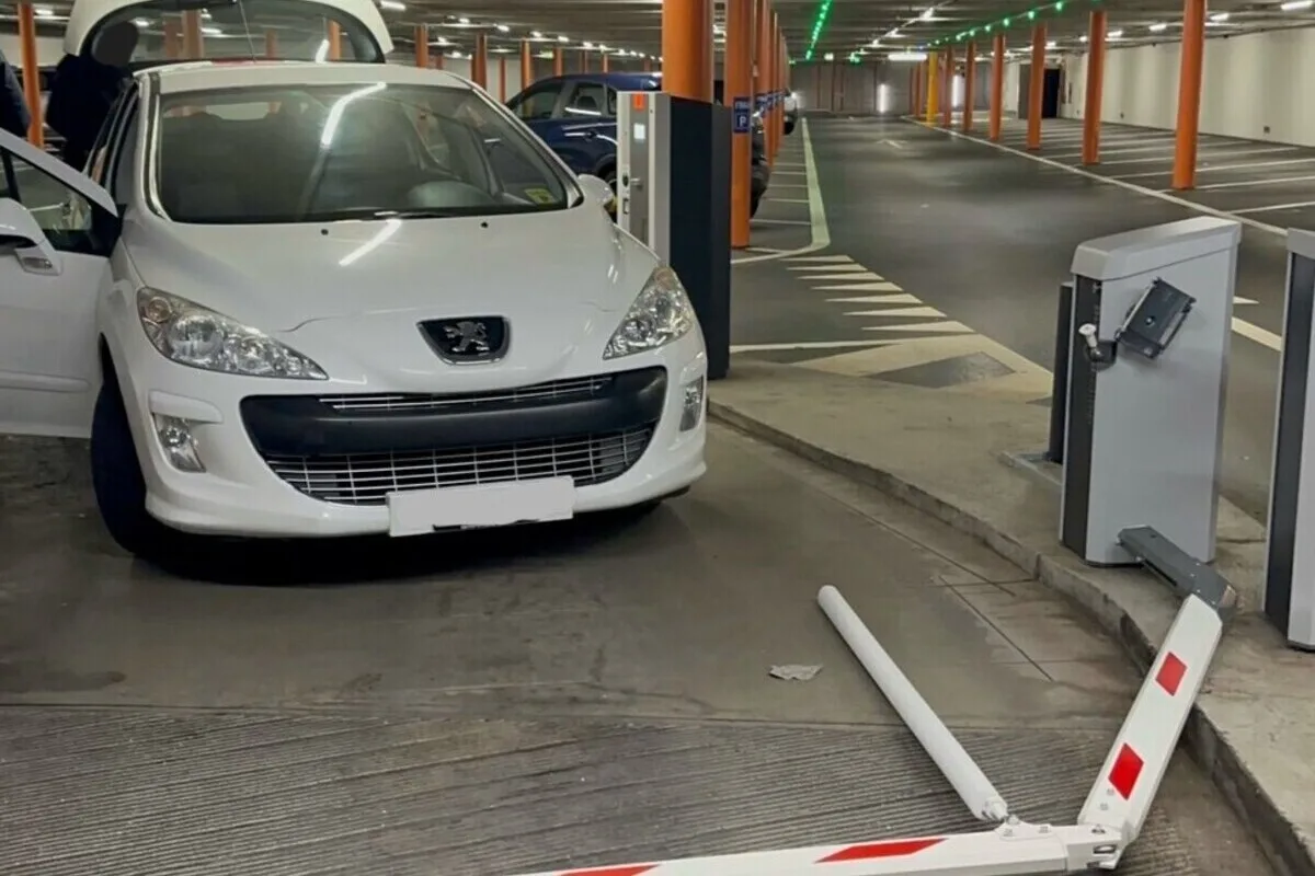 Winterthur ZH - Frau reisst in Rage Schranke eines Parkhauses ab