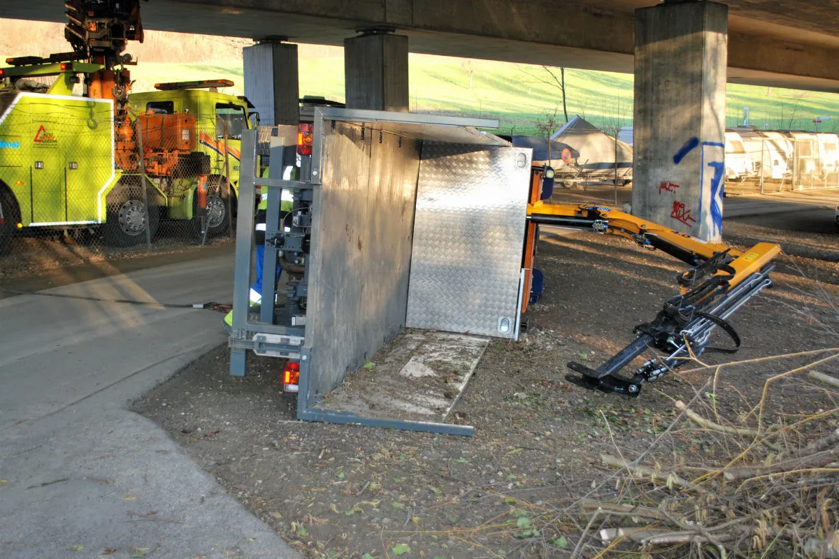 Schenkon LU - Fahrzeug bleibt an Brücke hängen