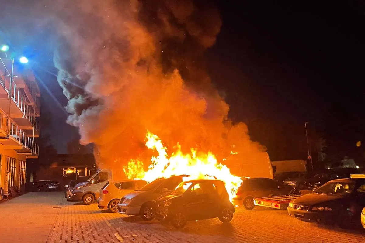 Pratteln BL - Mehrere parkierte Autos in Brand!