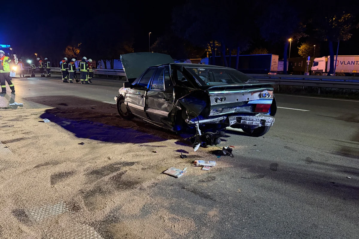 A1 Elsdorf NI – Großes Trümmerfeld nach Unfall von zwei Pkw