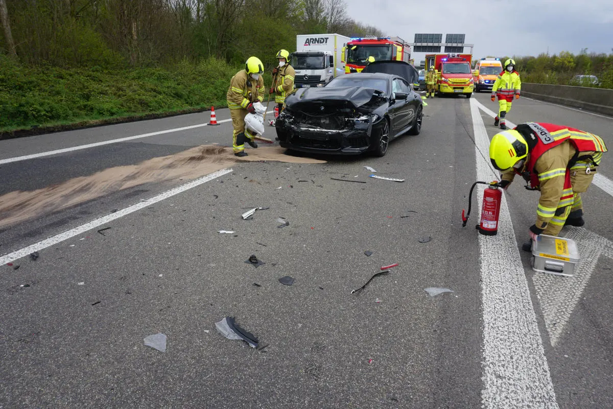 A52 Ratingen – Verkehrsunfall im Autobahnkreuz Düsseldorf Nord mit drei Verletzten