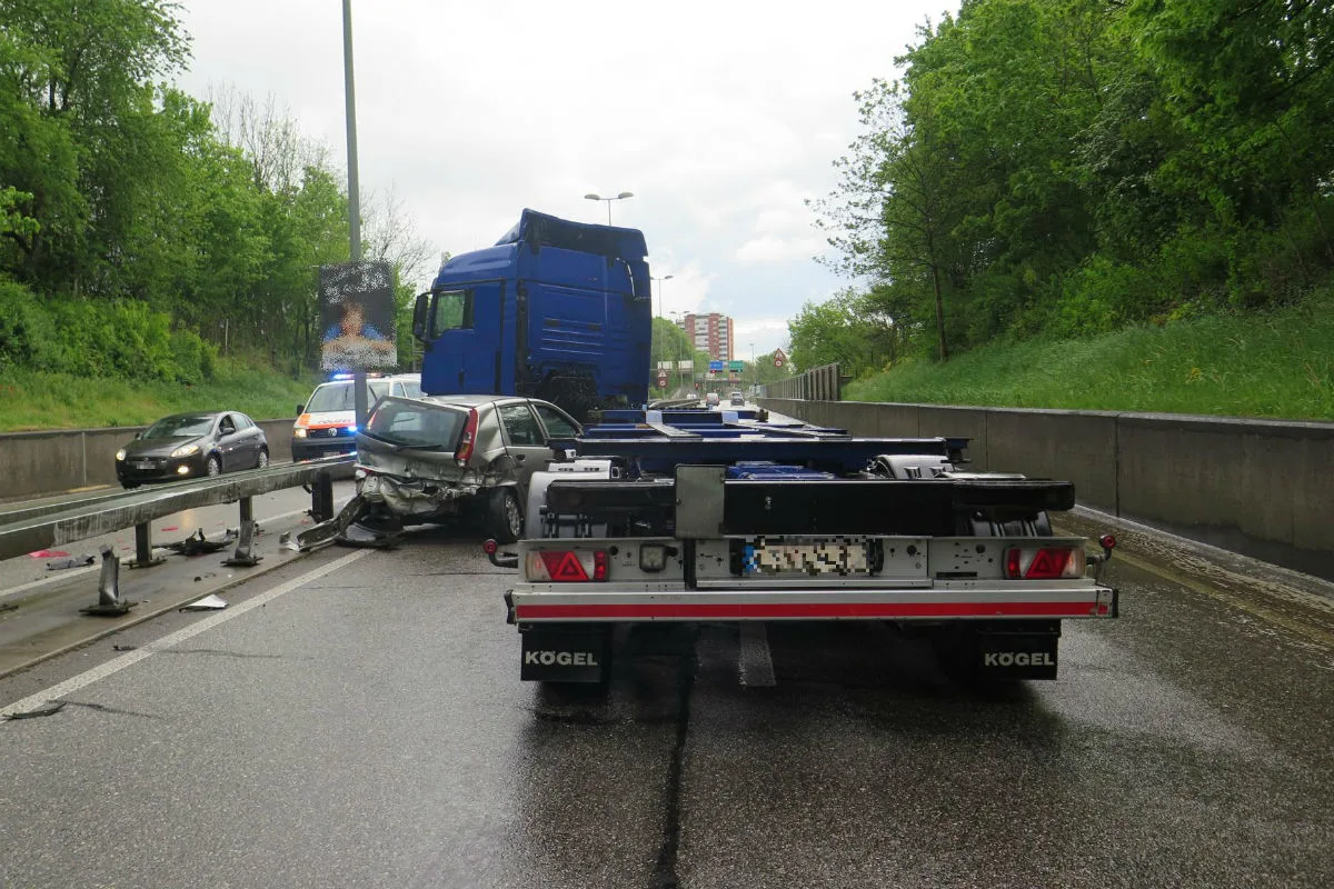 Münchenstein BL - Unfall zwischen Fiat Punto und Sattelschlepper