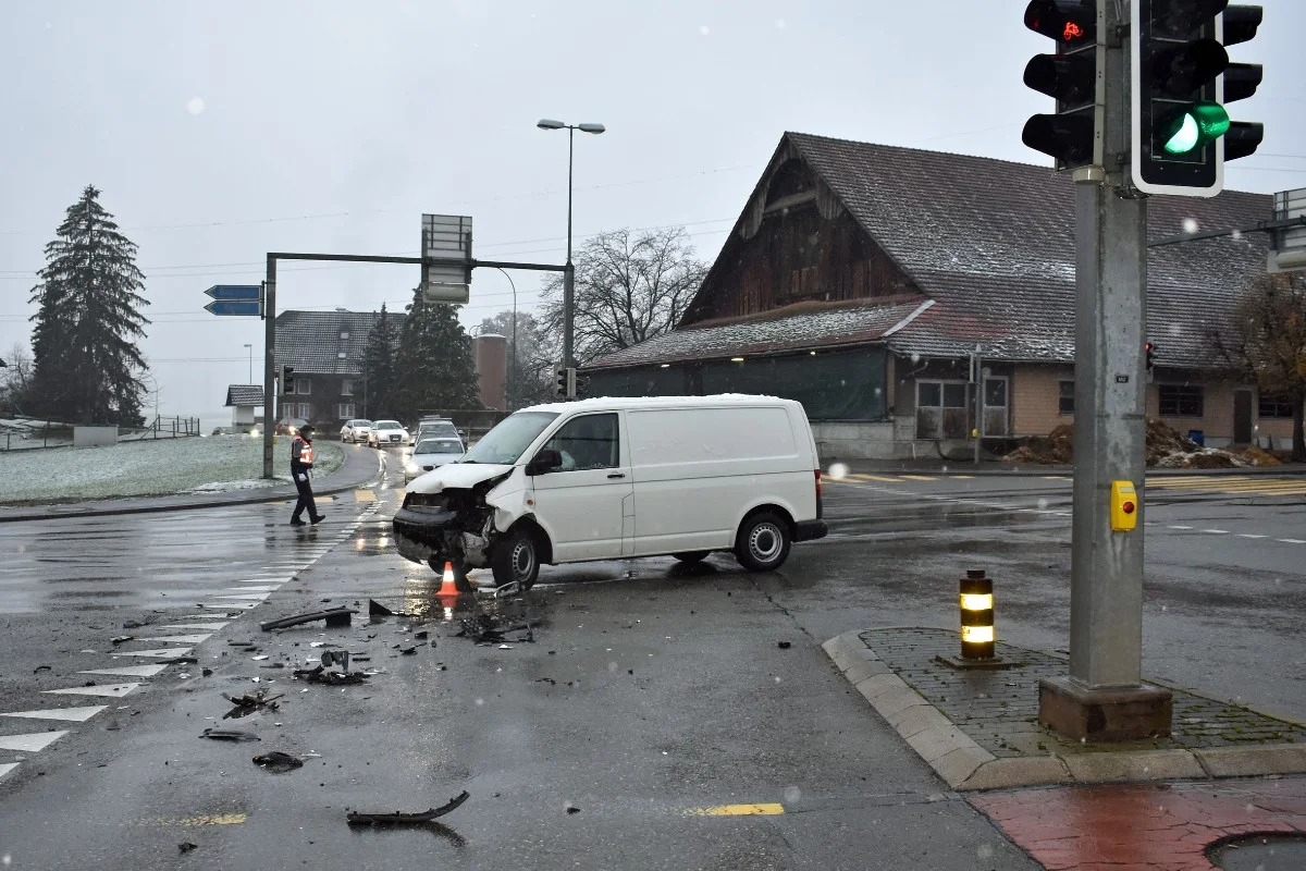 Inwil LU - Heftige Kollision zwischen Lieferwagen und Auto – ein Kind verletzt