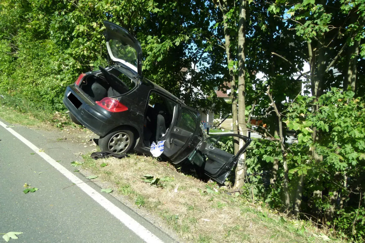 Hüllhorst-Oberbauerschaft – Autofahrer kommt von Straße ab