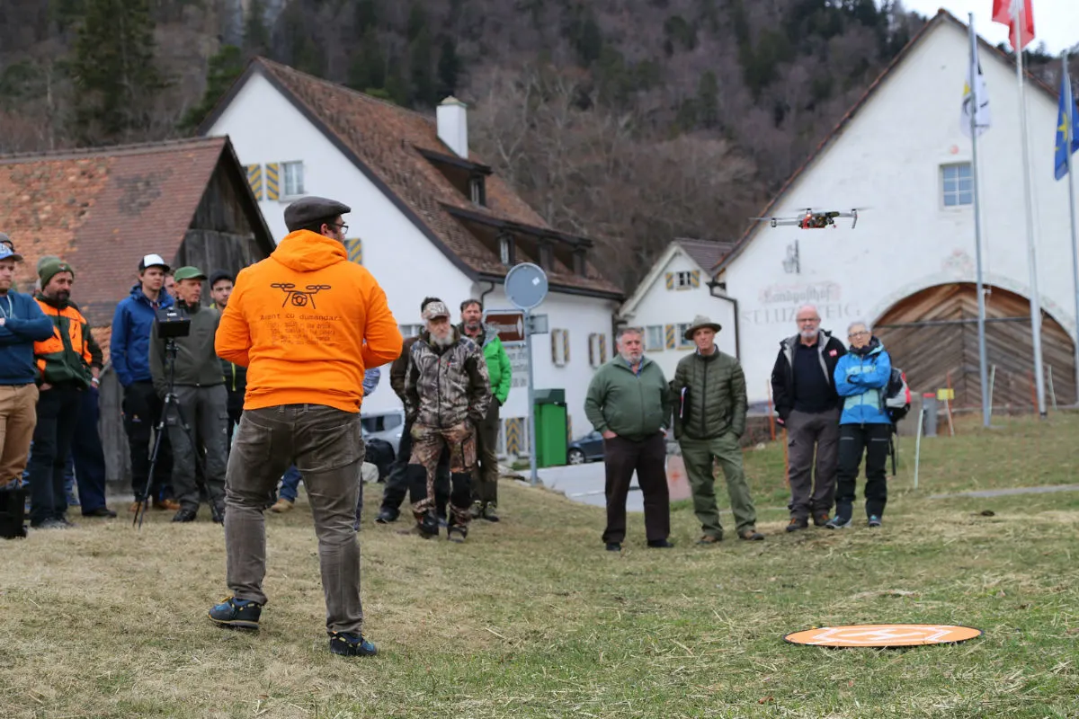 Ausbildung von Drohnenpiloten für die Rettung von Rehkitzen