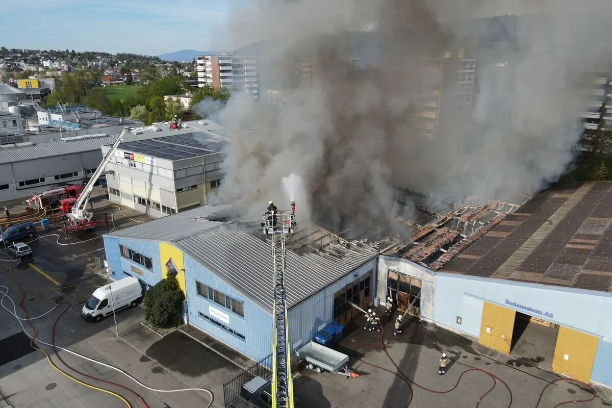 Therwil BL - Verkehrsbehinderungen wegen Brand