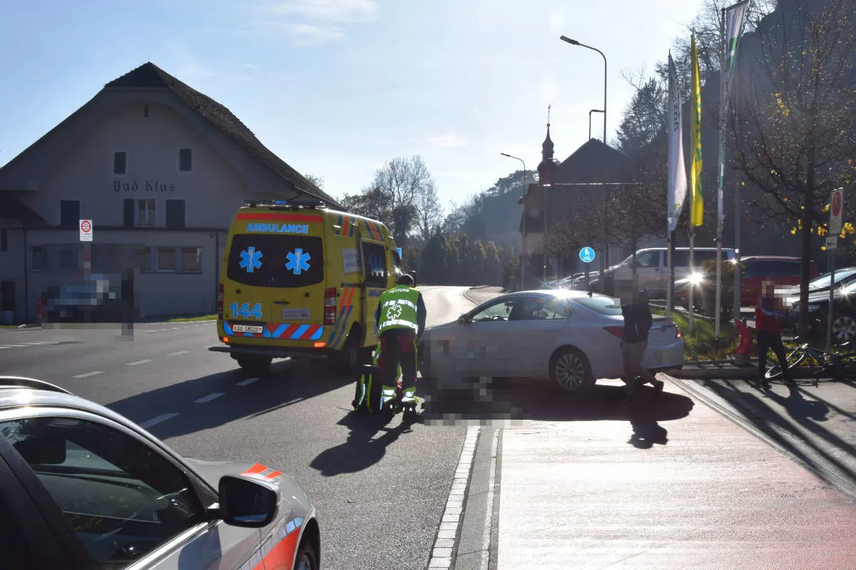 Heftiger Unfall in Oensingen SO – Fahrradlenker bei Kollision mit Auto schwer verletzt
