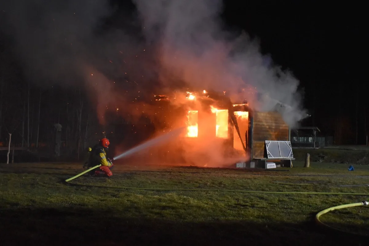 Trun GR - Holzhäuschen durch Feuer zerstört - Hühner und Tauben konnten gerettet werden