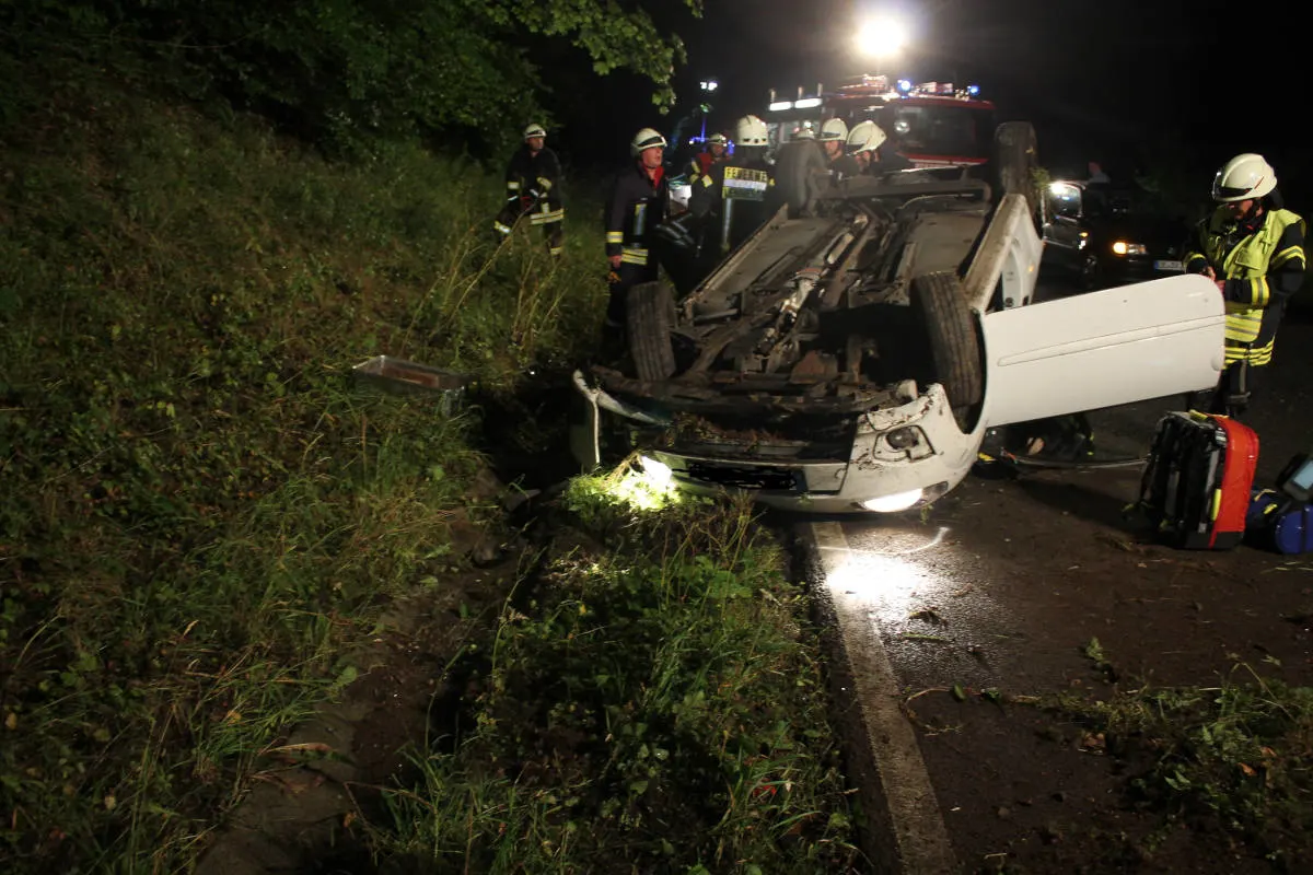 Autofahrerin verletzt sich bei Alleinunfall schwer