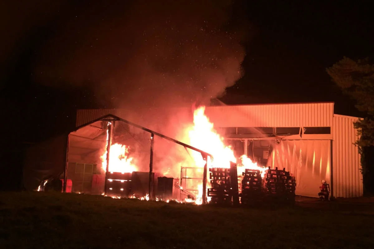 Altstätten SG - Holzpaletten und Zelt gebrannt