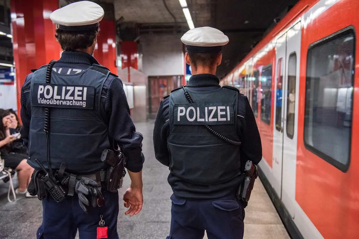München - Mann geht grundlos auf Fremden los