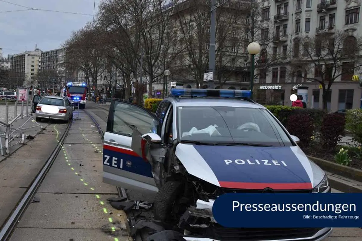 Wien - Betrunkener fährt mit Auto auf Polizeifahrzeug los
