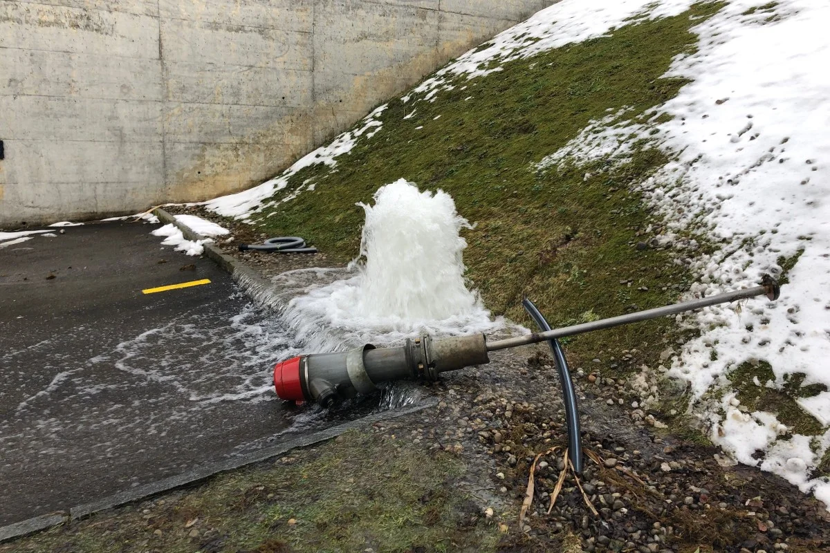St. Gallen - Lenkerin fährt Hydranten um