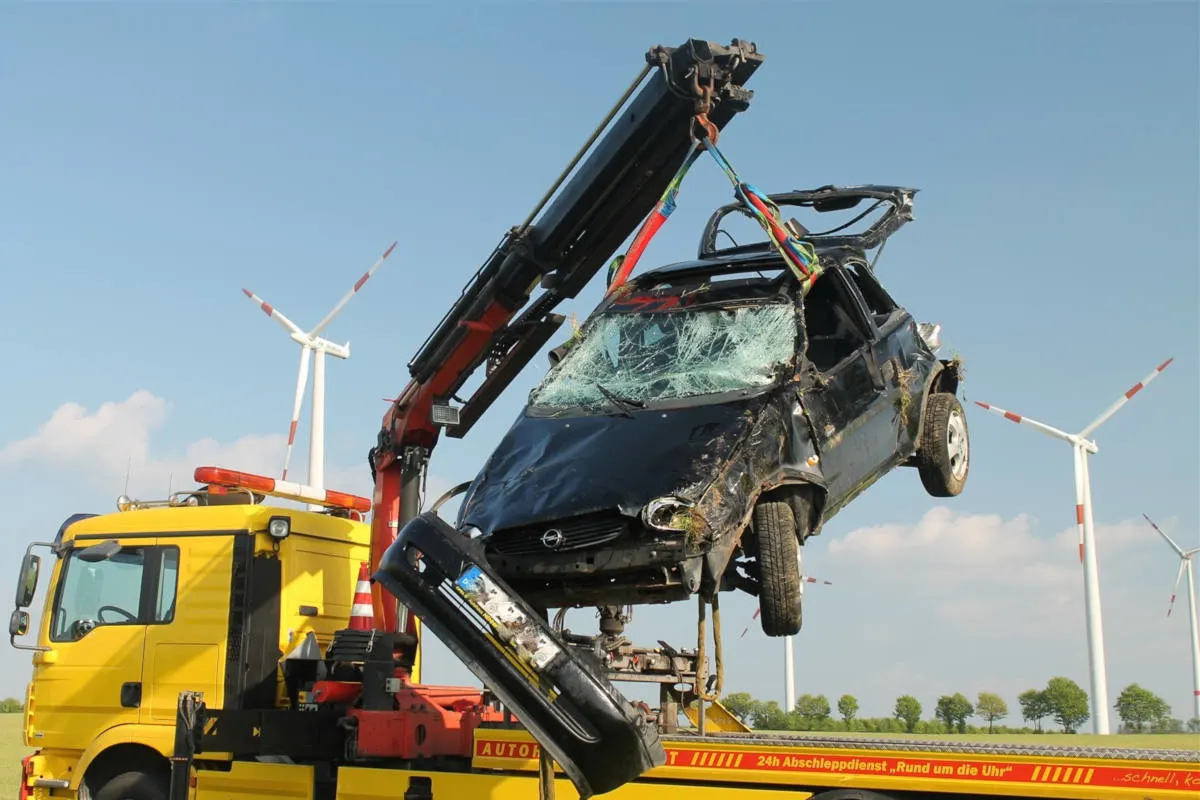 Auto überschlägt sich und bleibt auf dem Dach liegen
