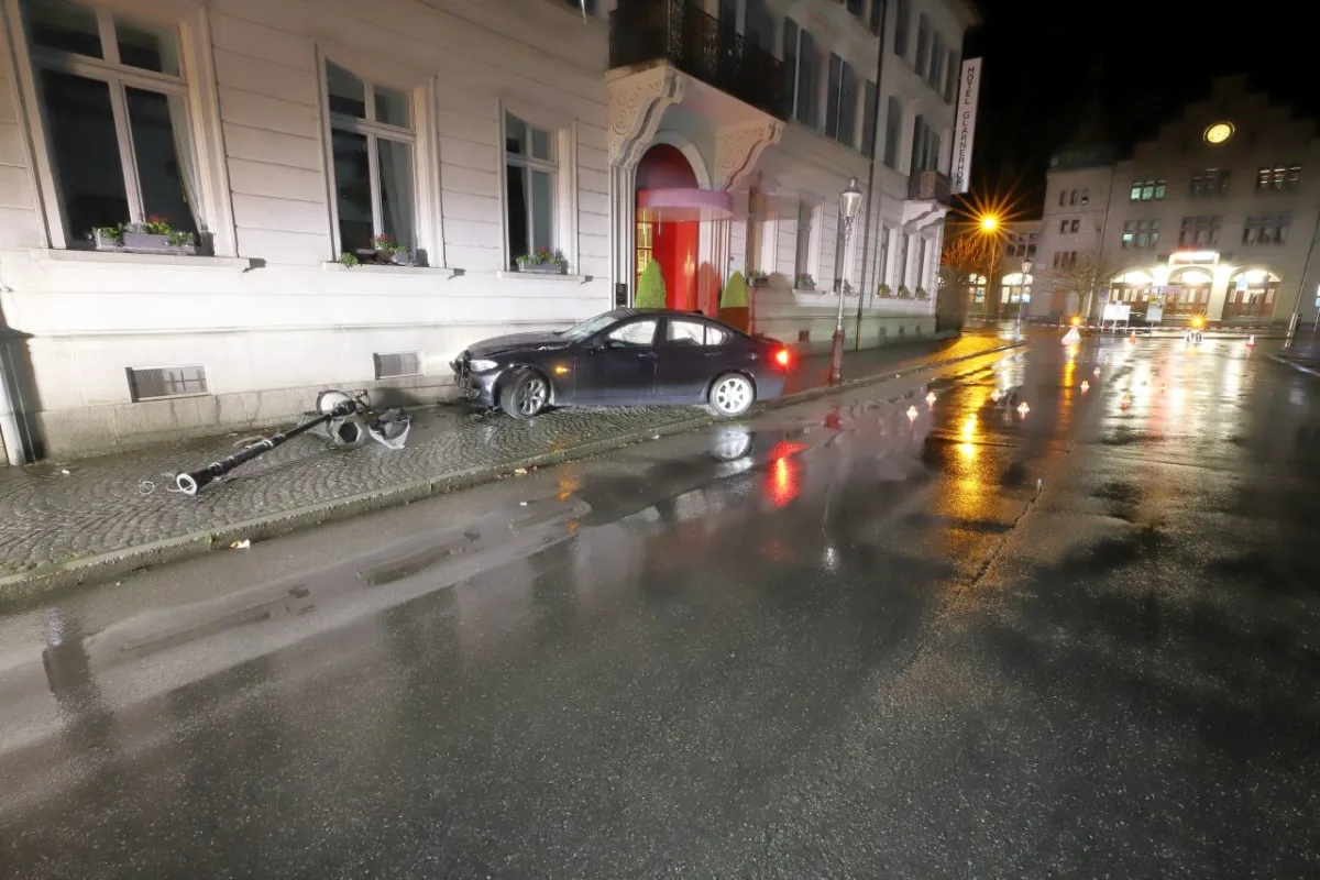 Stadt Glarus – Durch nicht angepasste Geschwindigkeit Auto geschrottet